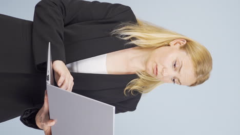 Vertikales-Video-Einer-Geschäftsfrau,-Die-Mit-Verängstigtem-Gesichtsausdruck-Auf-Den-Laptop-Blickt.